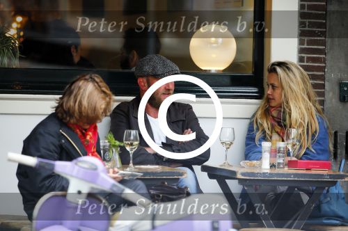 Amsterdam 29 mei 2015 
Maria Kooistra met een vriend op terras.
