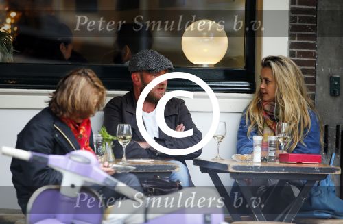 Amsterdam 29 mei 2015 
Maria Kooistra met een vriend op terras.