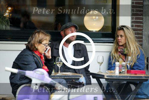 Amsterdam 29 mei 2015 
Maria Kooistra met een vriend op terras.