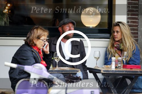 Amsterdam 29 mei 2015 
Maria Kooistra met een vriend op terras.