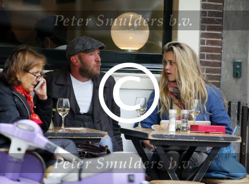 Amsterdam 29 mei 2015 
Maria Kooistra met een vriend op terras.