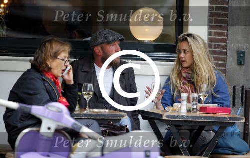 Amsterdam 29 mei 2015 
Maria Kooistra met een vriend op terras.