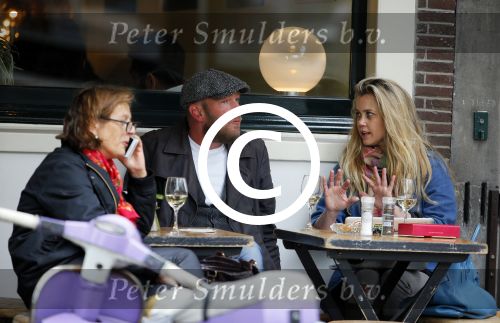 Amsterdam 29 mei 2015 
Maria Kooistra met een vriend op terras.