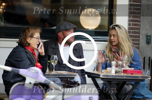 Amsterdam 29 mei 2015 
Maria Kooistra met een vriend op terras.