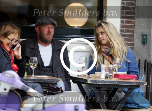 Amsterdam 29 mei 2015 
Maria Kooistra met een vriend op terras.