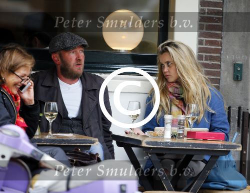Amsterdam 29 mei 2015 
Maria Kooistra met een vriend op terras.