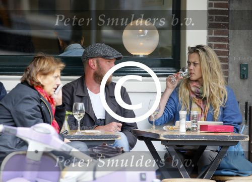 Amsterdam 29 mei 2015 
Maria Kooistra met een vriend op terras.