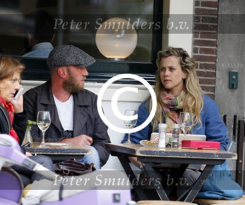 Amsterdam 29 mei 2015 
Maria Kooistra met een vriend op terras.