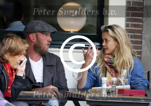 Amsterdam 29 mei 2015 
Maria Kooistra met een vriend op terras.