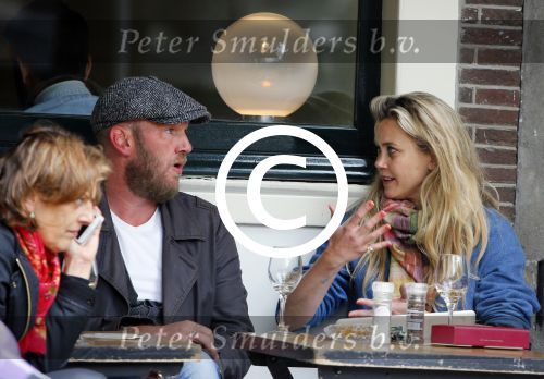 Amsterdam 29 mei 2015 
Maria Kooistra met een vriend op terras.