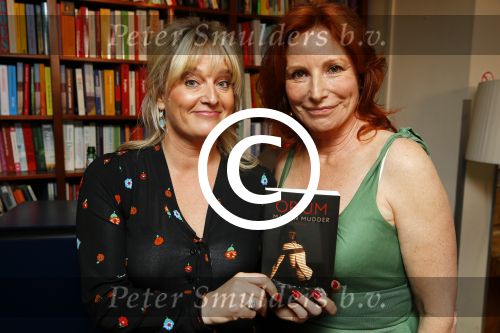 Amsterdam 12 mei 2015
Presentatie nieuwe boek Marian Mudder. Martine Sadifort krijgt het eerste exemplaar