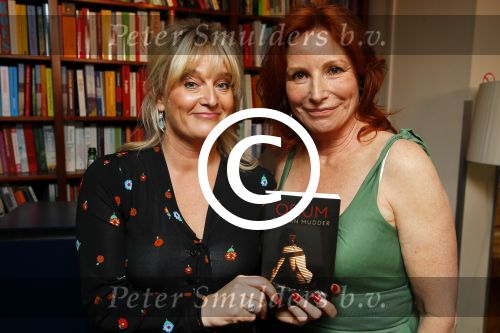 Amsterdam 12 mei 2015
Presentatie nieuwe boek Marian Mudder. Martine Sadifort krijgt het eerste exemplaar