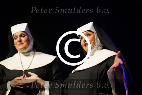 Amsterdam 11 mei 2015     
Presentaie castleden van de nieuwe stukken van Dommelgraaf en Cornelisse productions in de Meervaart.
Mariska v Kolck als non