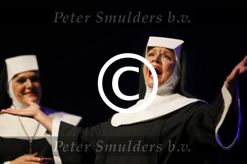 Amsterdam 11 mei 2015     
Presentaie castleden van de nieuwe stukken van Dommelgraaf en Cornelisse productions in de Meervaart.
Mariska v Kolck als non