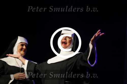 Amsterdam 11 mei 2015     
Presentaie castleden van de nieuwe stukken van Dommelgraaf en Cornelisse productions in de Meervaart.
Mariska v Kolck als non