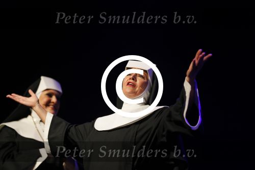 Amsterdam 11 mei 2015     
Presentaie castleden van de nieuwe stukken van Dommelgraaf en Cornelisse productions in de Meervaart.
Mariska v Kolck als non