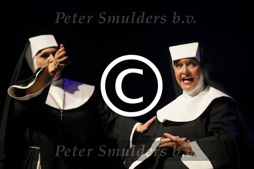 Amsterdam 11 mei 2015     
Presentaie castleden van de nieuwe stukken van Dommelgraaf en Cornelisse productions in de Meervaart.
Mariska v Kolck als non