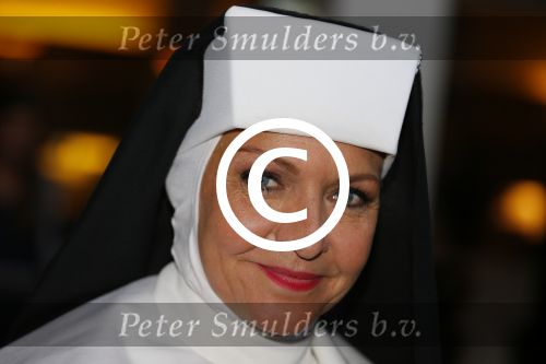 Amsterdam 11 mei 2015     
Presentaie castleden van de nieuwe stukken van Dommelgraaf en Cornelisse productions in de Meervaart.
Mariska v Kolck als non