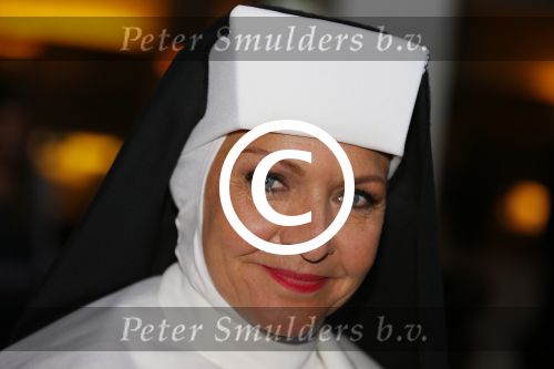 Amsterdam 11 mei 2015     
Presentaie castleden van de nieuwe stukken van Dommelgraaf en Cornelisse productions in de Meervaart.
Mariska v Kolck als non