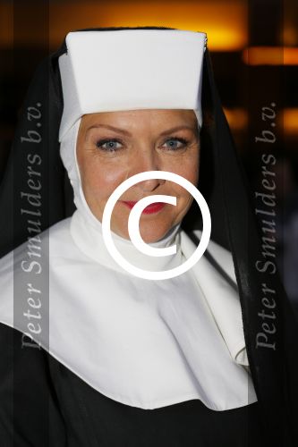 Amsterdam 11 mei 2015     
Presentaie castleden van de nieuwe stukken van Dommelgraaf en Cornelisse productions in de Meervaart.
Mariska v Kolck als non