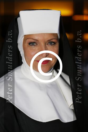 Amsterdam 11 mei 2015     
Presentaie castleden van de nieuwe stukken van Dommelgraaf en Cornelisse productions in de Meervaart.
Mariska v Kolck als non