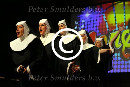 Amsterdam 11 mei 2015     
Presentaie castleden van de nieuwe stukken van Dommelgraaf en Cornelisse productions in de Meervaart. Marjolein Touw