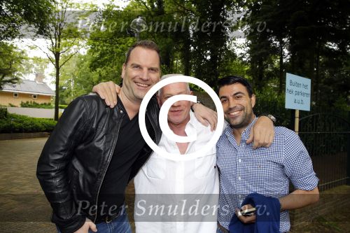 Blaricum 14 juni 2015
Rene Froger heeft een surprise feestje voor zijn vrouw Natasja georganiseerd voor haar 50e verjaardag. Het feest vindt plaats in de tuin van hun huis. Mark van Achterberg met partner en Charlie Jansen