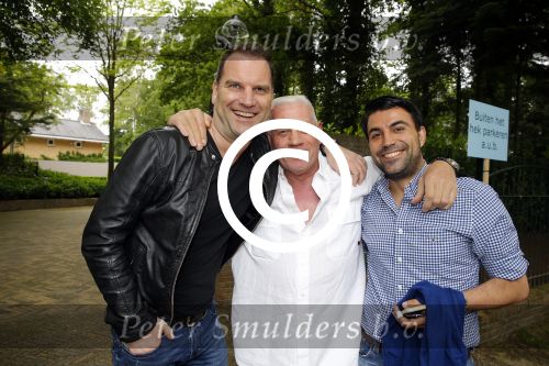 Blaricum 14 juni 2015
Rene Froger heeft een surprise feestje voor zijn vrouw Natasja georganiseerd voor haar 50e verjaardag. Het feest vindt plaats in de tuin van hun huis. Mark van Achterberg met partner en Charlie Jansen