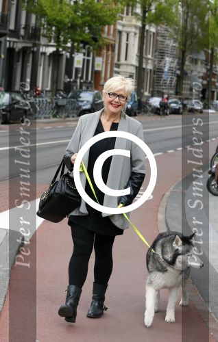 Amsterdam 26 mei 2015
Presenatie boek Bastiaan Ragas. Hij reikt het eerste boek uit aan zijn vader. Tooske Ragas en hun kinderen zijn ook aanwezig in cafe Gruter. Mathilde Santing met hond