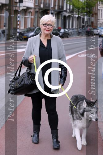 Amsterdam 26 mei 2015
Presenatie boek Bastiaan Ragas. Hij reikt het eerste boek uit aan zijn vader. Tooske Ragas en hun kinderen zijn ook aanwezig in cafe Gruter. Mathilde Santing met hond