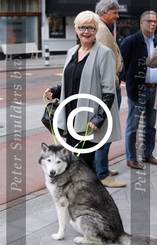 Amsterdam 26 mei 2015
Presenatie boek Bastiaan Ragas. Hij reikt het eerste boek uit aan zijn vader. Tooske Ragas en hun kinderen zijn ook aanwezig in cafe Gruter. Mathilde Santing met hond
