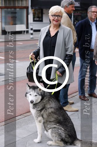Amsterdam 26 mei 2015
Presenatie boek Bastiaan Ragas. Hij reikt het eerste boek uit aan zijn vader. Tooske Ragas en hun kinderen zijn ook aanwezig in cafe Gruter. Mathilde Santing met hond