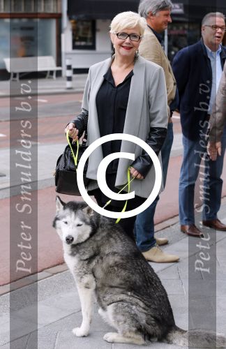 Amsterdam 26 mei 2015
Presenatie boek Bastiaan Ragas. Hij reikt het eerste boek uit aan zijn vader. Tooske Ragas en hun kinderen zijn ook aanwezig in cafe Gruter. Mathilde Santing met hond