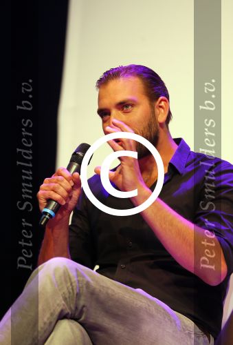 Amsterdam 11 mei 2015     
Presentaie castleden van de nieuwe stukken van Dommelgraaf en Cornelisse productions in de Meervaart. Matteo v d Grijn