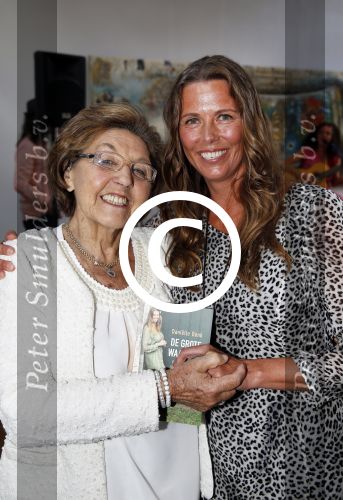 Amsterdam 8 juni 2015
Boekpresentatie Boek Danielle Oonk van t Schip in Yogacentrum Amsterdam. Danielle met mevr Molenaar
