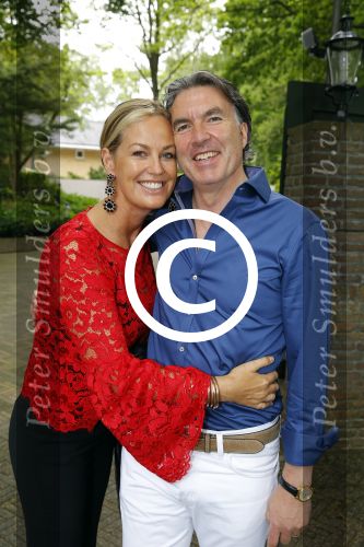 Blaricum 14 juni 2015
Rene Froger heeft een surprise feestje voor zijn vrouw Natasja georganiseerd voor haar 50e verjaardag. Het feest vindt plaats in de tuin van hun huis. Mirian van Kampen met vriend