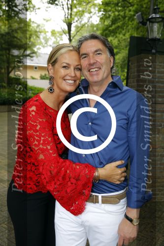 Blaricum 14 juni 2015
Rene Froger heeft een surprise feestje voor zijn vrouw Natasja georganiseerd voor haar 50e verjaardag. Het feest vindt plaats in de tuin van hun huis. Mirian van Kampen met vriend