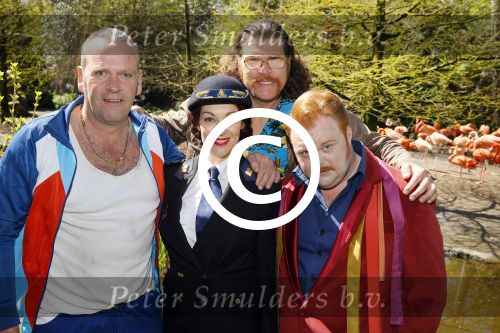 Alphen aan de Rijn 7 mei 2015
Patrick Martens (Koen),Aad van Toor (Adriaan), Bas van Toor (Bassie) en Janouk Kelderman (Keet) tijdens de opnamedag van de nieuwe speelfilm Keet & Koen en de speurtocht naar Bassie & Adriaan . Peter Sterk, Miryanna v Reeden, Fedor v Rossem en Fabian Jansen