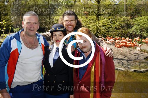 Alphen aan de Rijn 7 mei 2015
Patrick Martens (Koen),Aad van Toor (Adriaan), Bas van Toor (Bassie) en Janouk Kelderman (Keet) tijdens de opnamedag van de nieuwe speelfilm Keet & Koen en de speurtocht naar Bassie & Adriaan . Peter Sterk, Miryanna v Reeden, Fedor v Rossem en Fabian Jansen