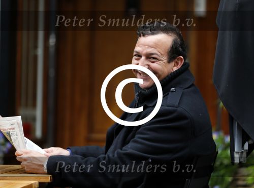 Amsterdam 2 juni 2015 
Najib Amhali leest krant op terras bij brasserie v Dam
