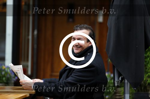 Amsterdam 2 juni 2015 
Najib Amhali leest krant op terras bij brasserie v Dam