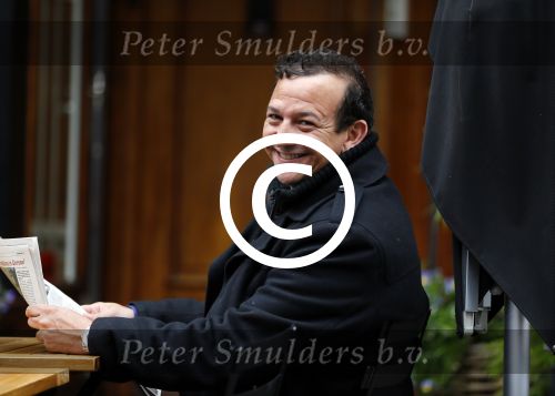 Amsterdam 2 juni 2015 
Najib Amhali leest krant op terras bij brasserie v Dam