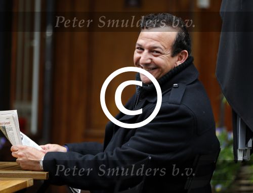 Amsterdam 2 juni 2015 
Najib Amhali leest krant op terras bij brasserie v Dam