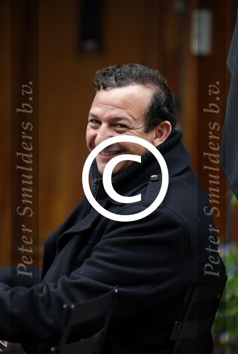 Amsterdam 2 juni 2015 
Najib Amhali leest krant op terras bij brasserie v Dam