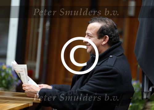 Amsterdam 2 juni 2015 
Najib Amhali leest krant op terras bij brasserie v Dam