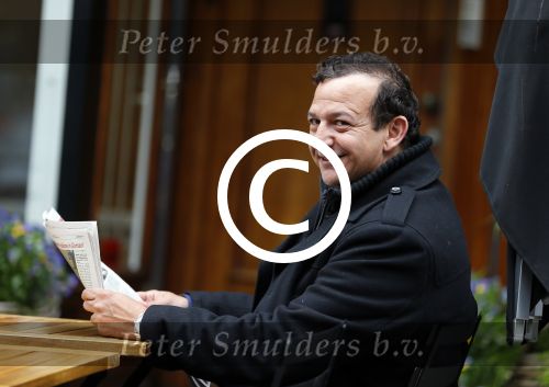 Amsterdam 2 juni 2015 
Najib Amhali leest krant op terras bij brasserie v Dam