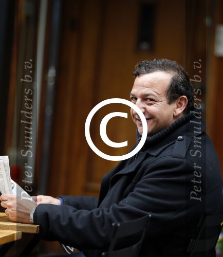 Amsterdam 2 juni 2015 
Najib Amhali leest krant op terras bij brasserie v Dam