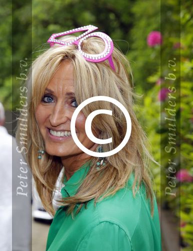 Blaricum 14 juni 2015
Rene Froger heeft een surprise feestje voor zijn vrouw Natasja georganiseerd voor haar 50e verjaardag. Het feest vindt plaats in de tuin van hun huis.