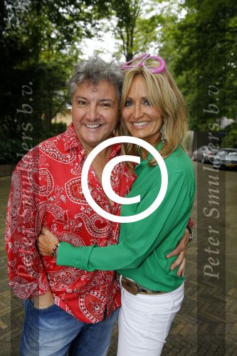 Blaricum 14 juni 2015
Rene Froger heeft een surprise feestje voor zijn vrouw Natasja georganiseerd voor haar 50e verjaardag. Het feest vindt plaats in de tuin van hun huis.