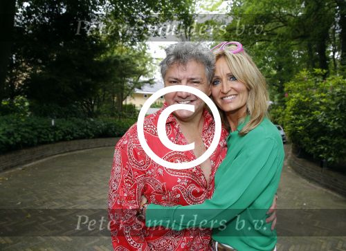 Blaricum 14 juni 2015
Rene Froger heeft een surprise feestje voor zijn vrouw Natasja georganiseerd voor haar 50e verjaardag. Het feest vindt plaats in de tuin van hun huis.